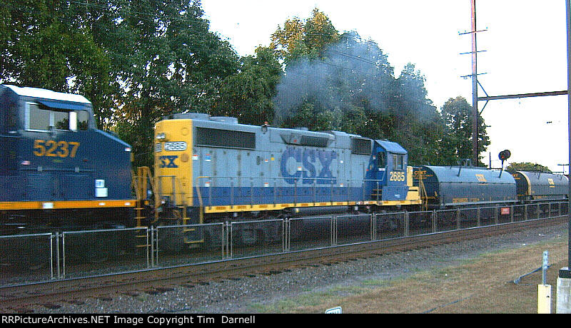 CSX 2685 tagging along on Q439